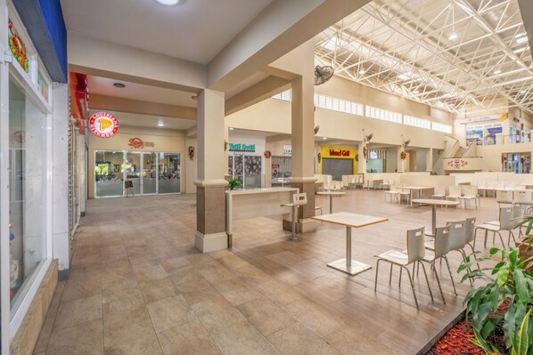 Dining - "The Savannah @ Phoenix" A cool family friendly home close to Major Attractions. (Portmore)