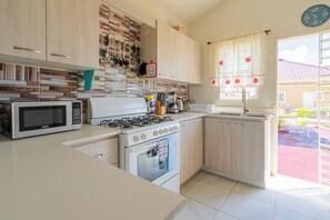 Fridge, microwave, oven, stovetop - "The Savannah @ Phoenix" A cool family friendly home close to Major Attractions. (Portmore)