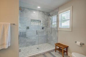 Dusche, Haartrockner, Handtücher, Seife
