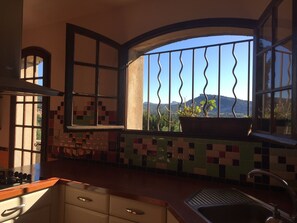 Fridge, microwave, oven, stovetop - La Maison des Vacances (Cassis)