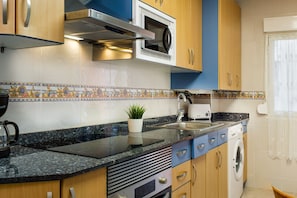 Mikrobølgeovn, ovn, kaffetrakter/tekoker og brødrister