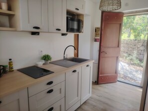 Mikrobølgeovn, ovn, kokeplater og oppvaskmaskin