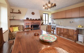 Jääkaappi, liesi, kahvin-/teenkeitin