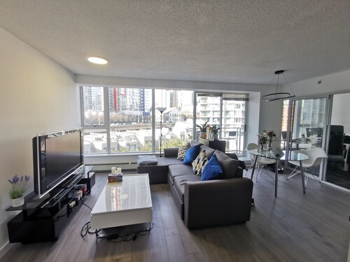 Home Away From Home 2BR condo in Stadium District