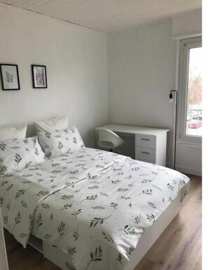 3 habitaciones, tabla de planchar con plancha, wifi y ropa de cama 