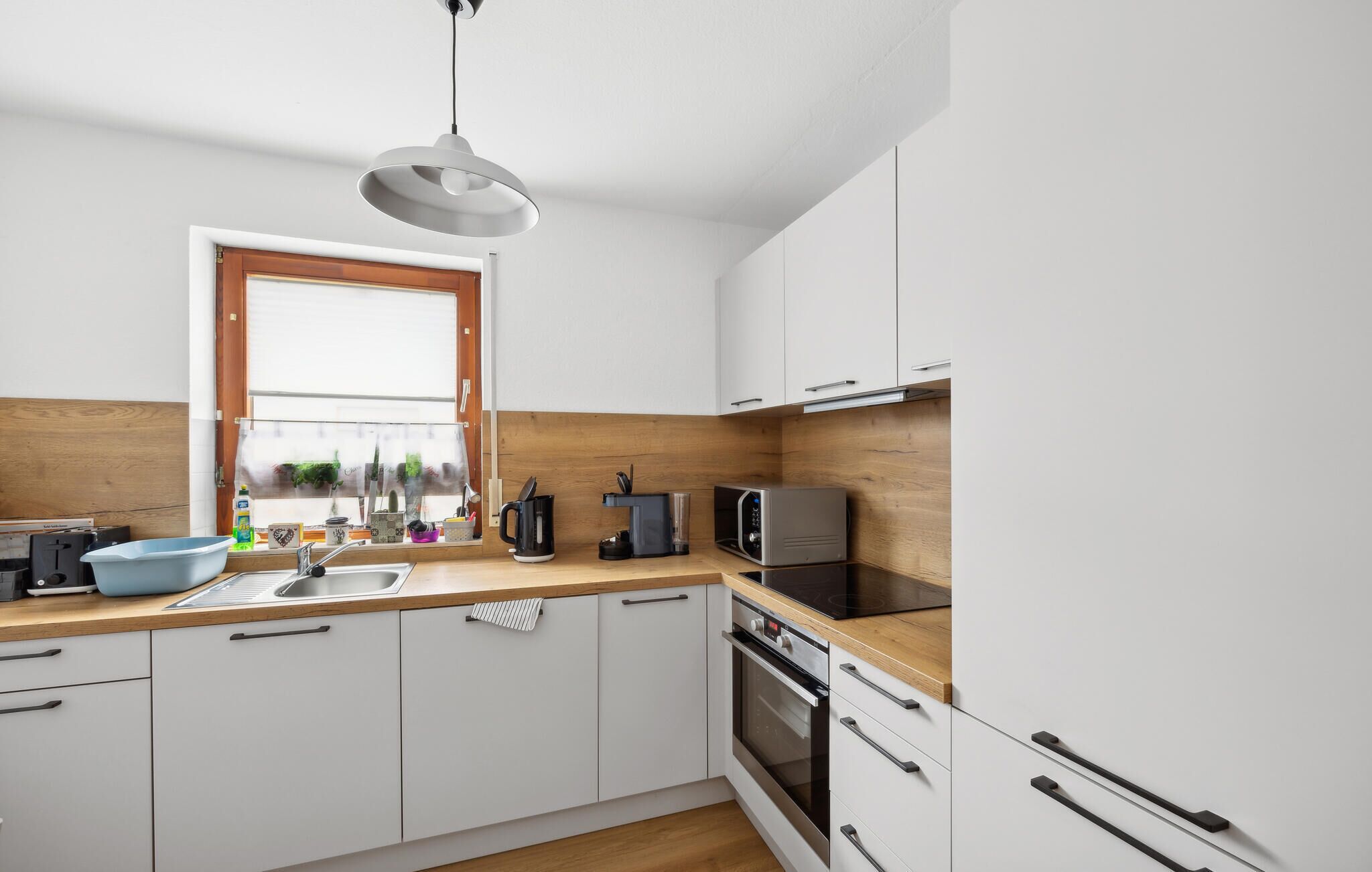 Kühlschrank, Mikrowelle, Herdplatte, Geschirrspüler