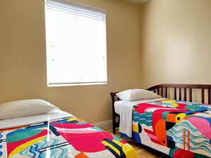 2 bedrooms, iron/ironing board, free WiFi, bed sheets - Townhouse - New, New, New
 (Azusa)