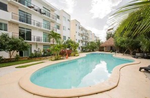 Una piscina al aire libre