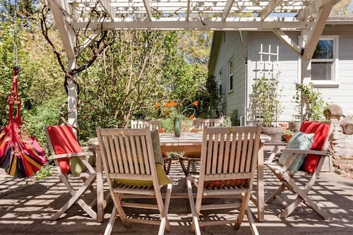 Peaceful, charming, cottage in wine country. Beautiful yard!