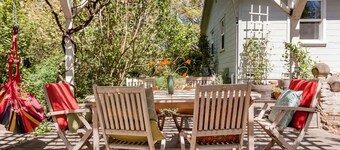 Peaceful, charming, cottage in wine country. Beautiful yard!