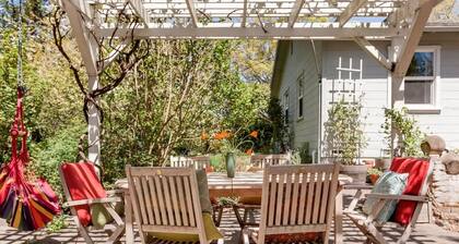 Peaceful, charming, cottage in wine country. Beautiful yard!