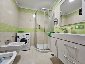 Regadera, secadora de cabello, bidet, toallas 