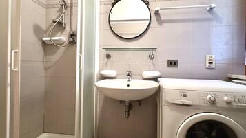 Bruser, bidet, håndklæder
