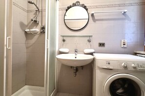 Bruser, bidet, håndklæder