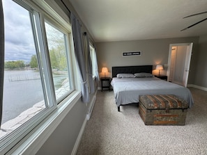 3 habitaciones, tabla de planchar con plancha y cuna de viaje