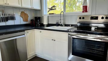 JÀÀkaappi, mikroaaltouuni, uuni, liesi