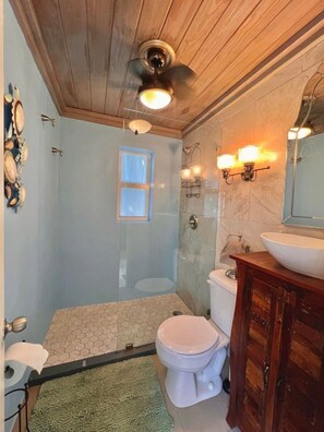 Een douche, een haardroger, handdoeken, zeep