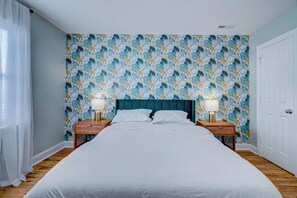 2 habitaciones, escritorio y tabla de planchar con plancha 