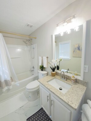 Shower, eco-friendly toiletries, hair dryer, towels - Elegant & Renovated Family Space-King Size Bed (Dallas)