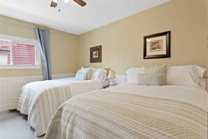4 bedrooms, desk, iron/ironing board, WiFi - Perfection near the River - 4 Bedroom with Main Floor Bedroom and Ensuite Bath (Niagara Falls)