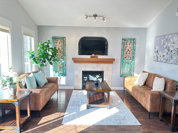 Smart TV y chimenea 