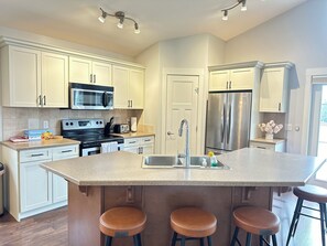 Fridge, microwave, oven, stovetop - Lovely house with mountain views &A/C (Hinton)