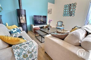 Televisio, kirjoja, työhuone