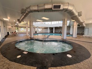 Una piscina cubierta