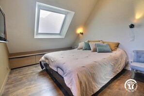 1 habitación, tabla de planchar con plancha y cuna de viaje 