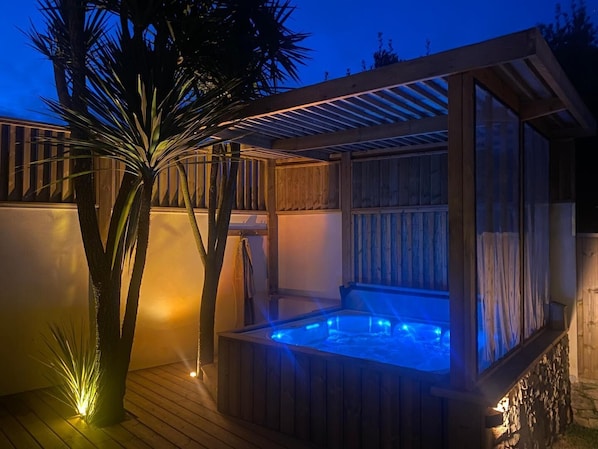 Outdoor spa tub
