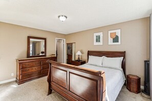 3 slaapkamers, een bureau, een strijkplank/strijkijzer, reisbedje