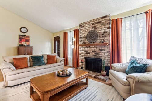 Pet Friendly, 5m to Niles District, Pool Table