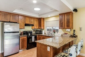 Réfrigérateur, four à micro-ondes, un four, lave-vaisselle