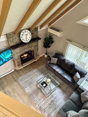 Smart TV, fireplace - Home in Pocono Lake  (Pocono Lake)
