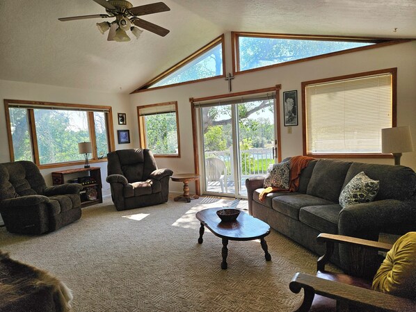 Living area - Cascade Home on the Missouri- Fishing Retreat (Cascade)