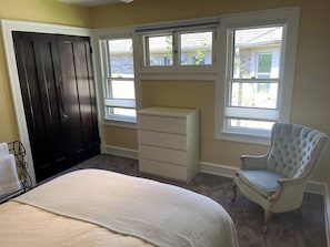 2 bedrooms, iron/ironing board, WiFi, bed sheets - Charming Eastside duplex (Milwaukee)