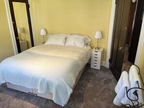 2 bedrooms, iron/ironing board, WiFi, bed sheets - Charming Eastside duplex (Milwaukee)