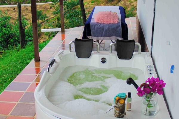 Tina de hidromasaje al aire libre