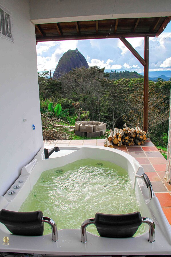 Outdoor spa tub - Hermosas Vista a la Piedra de Guatapé, el Peñol y la Represa. Cara Rural (Guatapé)