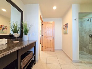 Shower, towels - Corner Luxury Condo with Large Balcony (Puerto Peñasco)