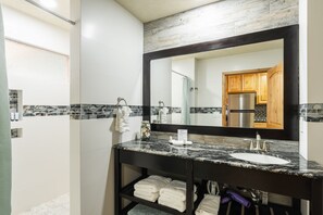 Dusj, hårføner og håndklær