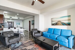 Living area - Luxury Beachfront Oceanfront Condo C30604 (Puerto Peñasco)