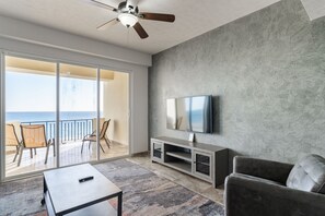 Living area - Luxury Beachfront Oceanfront Condo C30604 (Puerto Peñasco)
