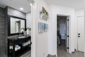 1 bedroom, internet, bed sheets, wheelchair access