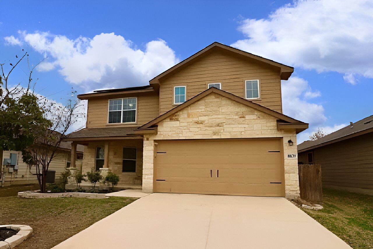 Spacious Modern Home with amenity access to pool and gym, located by Alamo Ranch
