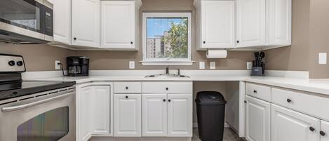 冰箱、微波炉、烤箱、炉灶