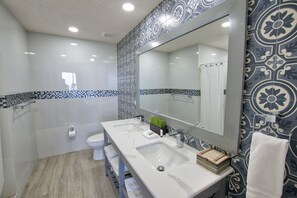 Shower, towels - 3  bedroom 2 bath condominium, C31106 (Puerto Peñasco)