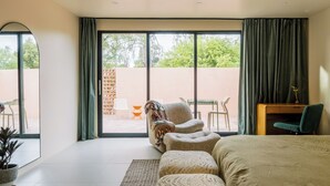 4 soverom, skrivebord, strykejern/-brett og reiseseng for barn