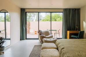 4 bedrooms, desk, iron/ironing board, travel cot - The Drachman - Heated Pool & Hot Tub, Spacious Retreat, UofA (Tucson)