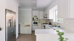 Kaffetrakter/tekoker, kjøleskap, mikrobølgeovn og ovn